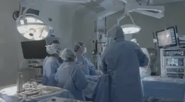 مستشفى القاسمي يجري أول جراحة روبوتية للأطفال من نوعها في الإمارات